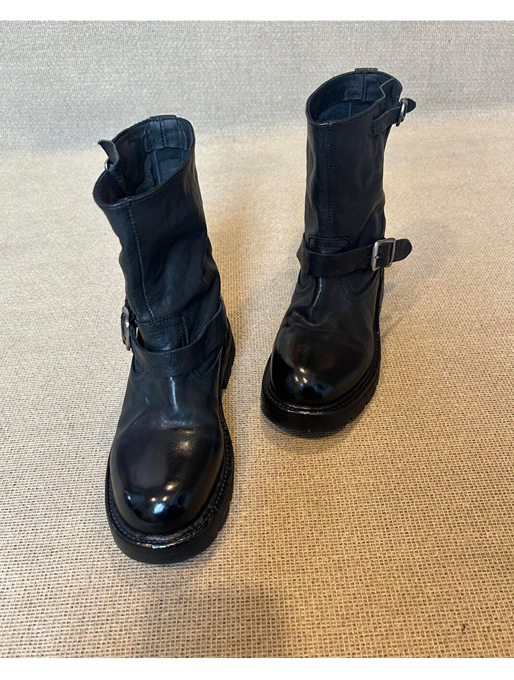 Stiefeletten aus gewaschenem Rindsleder mit dickem Absatz, runder Zehenpartie und Gürtelschnalle, Motorrad-Stil, britischer Stil, Martin-Stil. Neuer Stil Herbst/Winter 2025._voghion.com