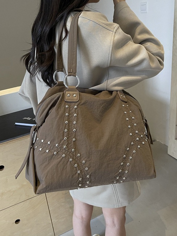 Bolsa de gran capacidad para mujeres 2024 nueva bolsa de hombro casual texturizada bolso de remaches ligero bolso de soporte de viento lento