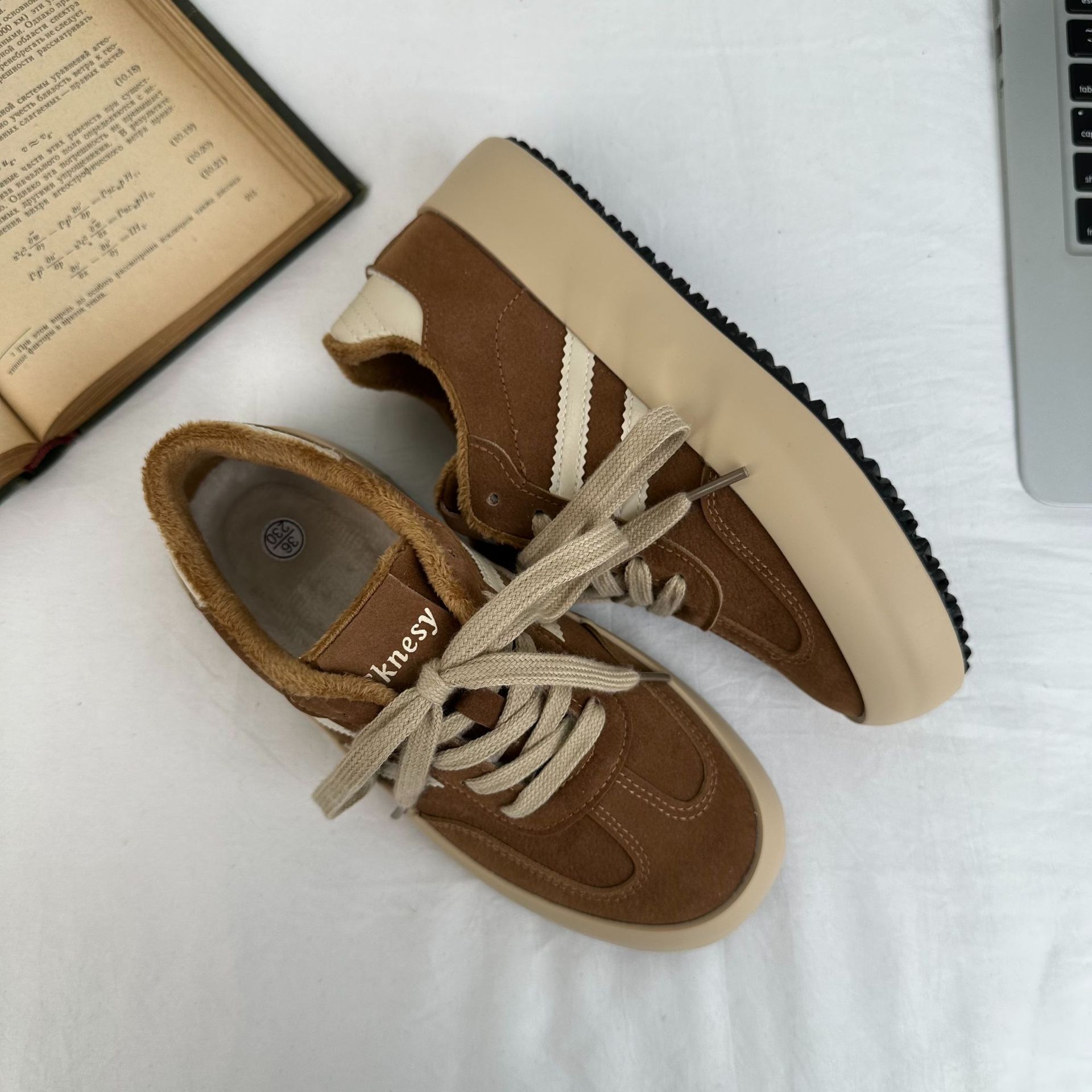 Color café americano más dos zapatos de entrenamiento alemán de algodón invierno para mujer más terciopelo cálido 2024 nuevos zapatos de algodón zapatillas 6598 generación