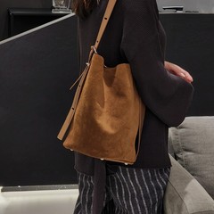 麂皮托特水桶包2025秋冬美拉德腋下包百搭单肩斜挎包胸包手拎包