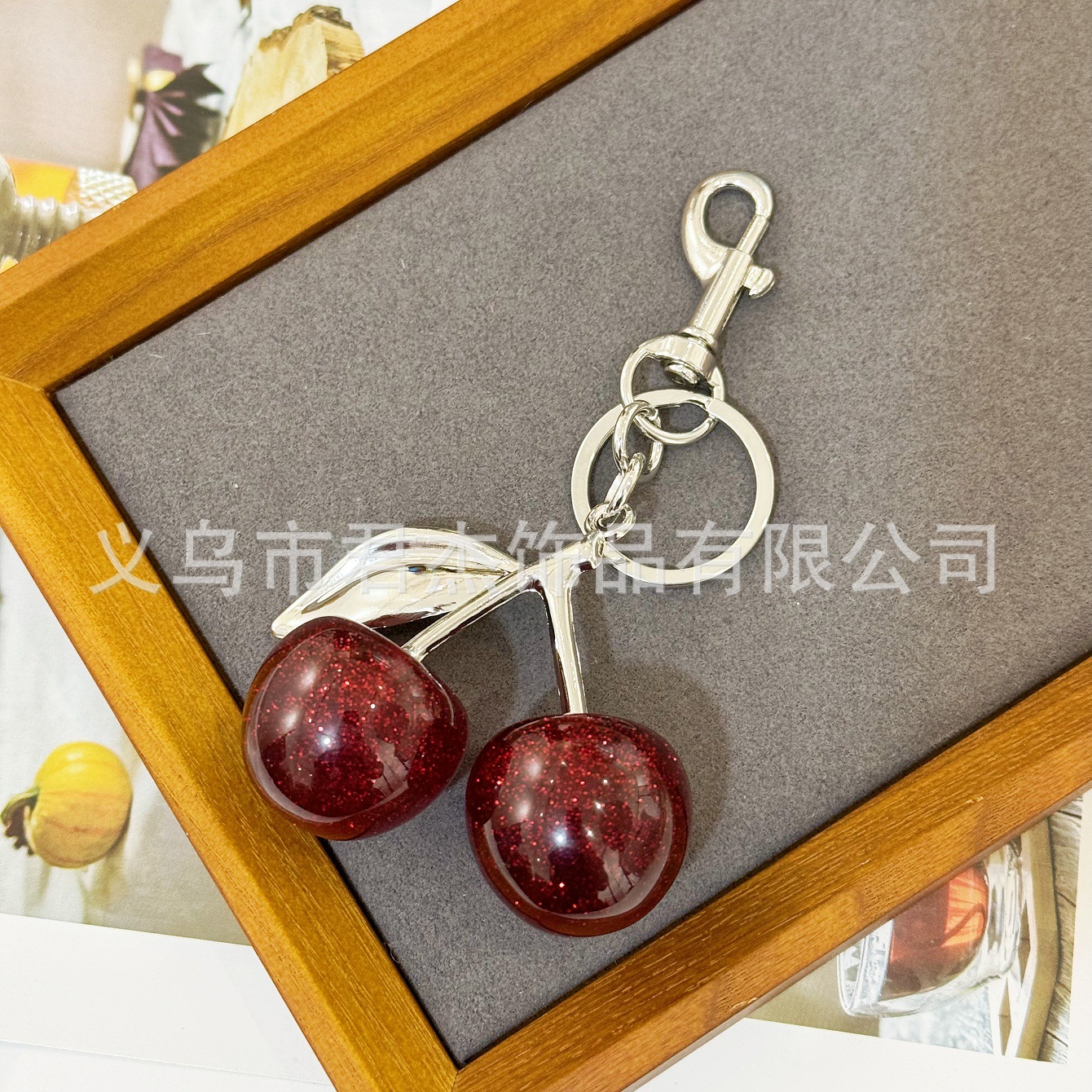 さくらんぼのキーホルダーアクセサリーのバッグのストラップがおしゃれで美しい水晶樹脂車センチ車のキーホルダーの女性