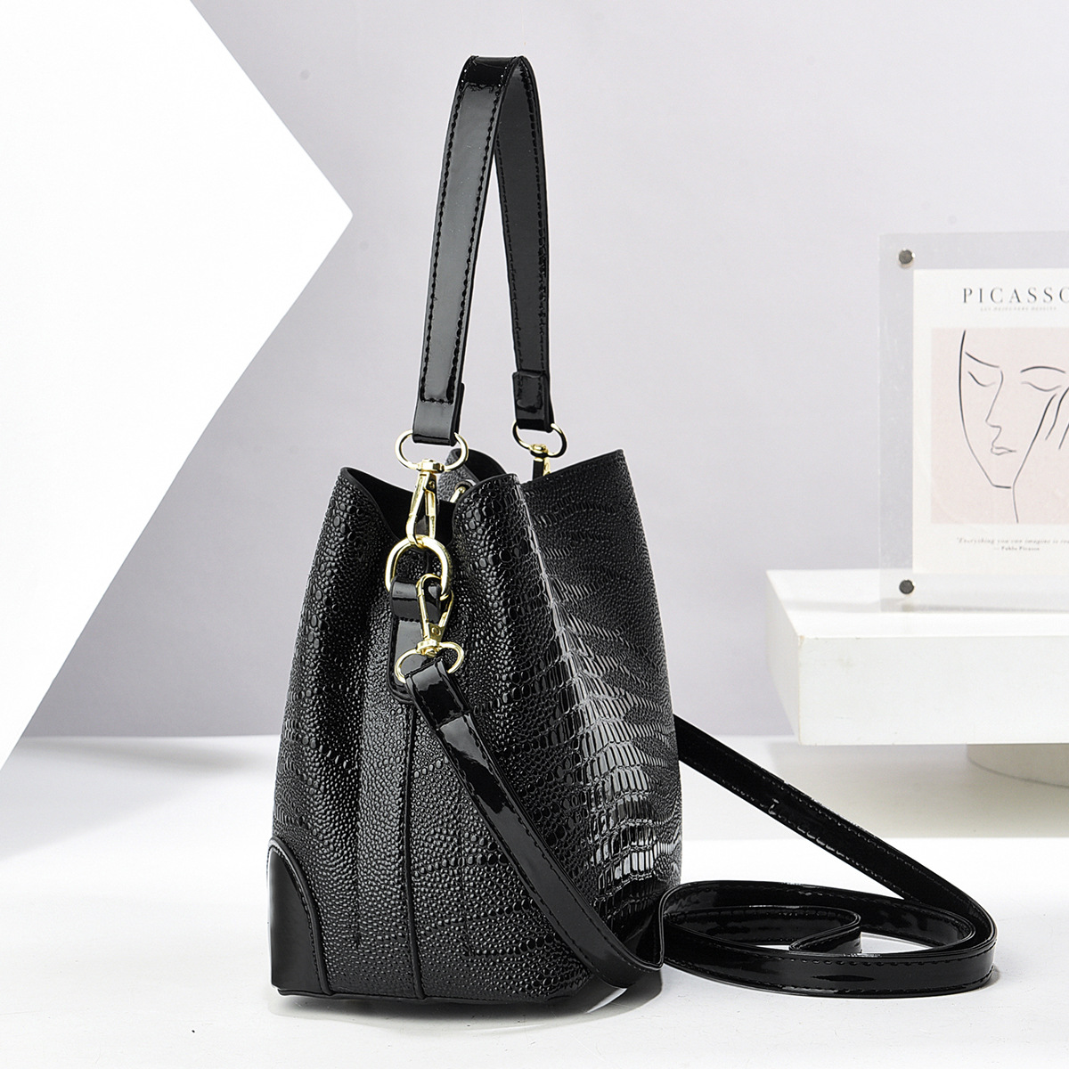 680g Weight Pu Leather Lining Material Women's Pu Leather Solid Color Crocodile Classic Style Sewing Thread Bucket Zipper Crossbody Bag