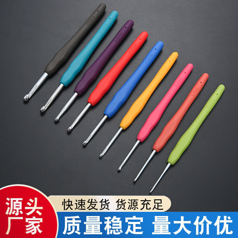Tejido a mano arco iris ganchillo de mango suave TPR ganchillo de mango suave sólido ganchillo de aluminio ganchillo conjunto de agujas de lana