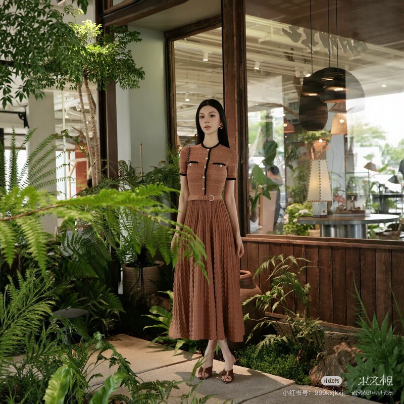 2026 New Style French Retro Brown Knitted Waist-Cinching Long Dress with Elegant Temperament
