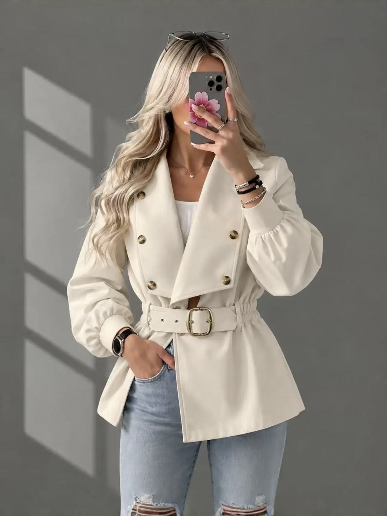 Qadın üçün qısa blazer, iki sıra düyməli, beli sıxan
