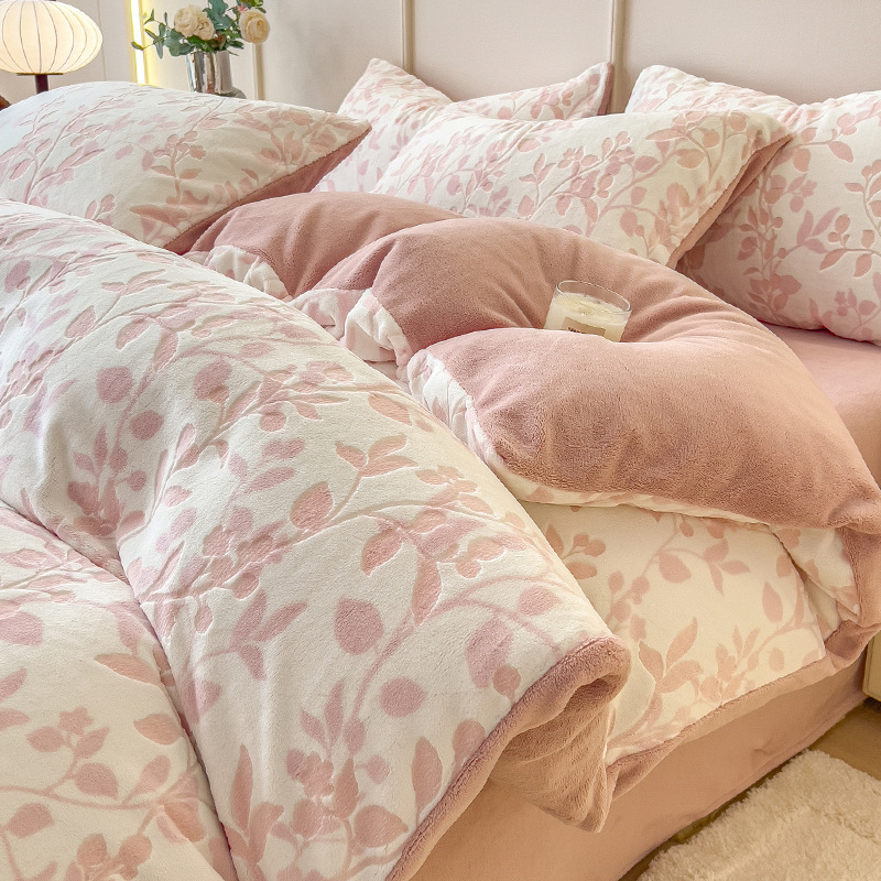 Cama de terciopelo de leche gruesa de cuatro piezas de invierno esculpido de coral sábanas de terciopelo de cama de 2025 nuevo Nantong