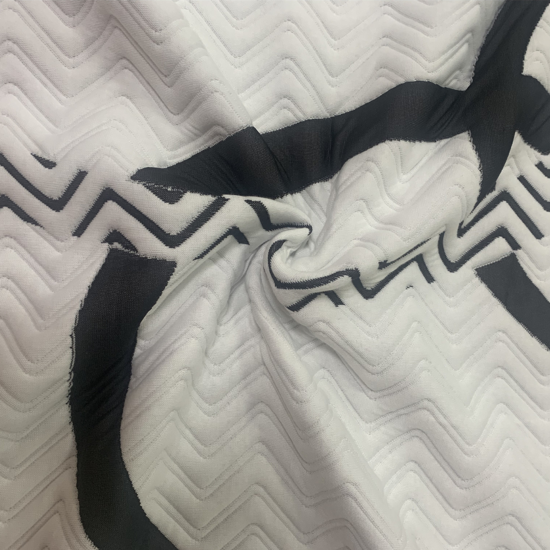 Fábrica de fuente de 400 gramos de tela de punto blanco y negro de dos caras, tela de colchón jacquard de punto de anillo de alto peso