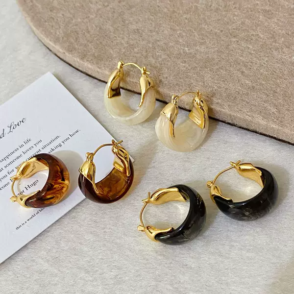Copper-Plated Real Gold Hong Kong Style Retro Smudged Amber Resin U-Shaped Earrings for Women New Niche Fashion Earrings
