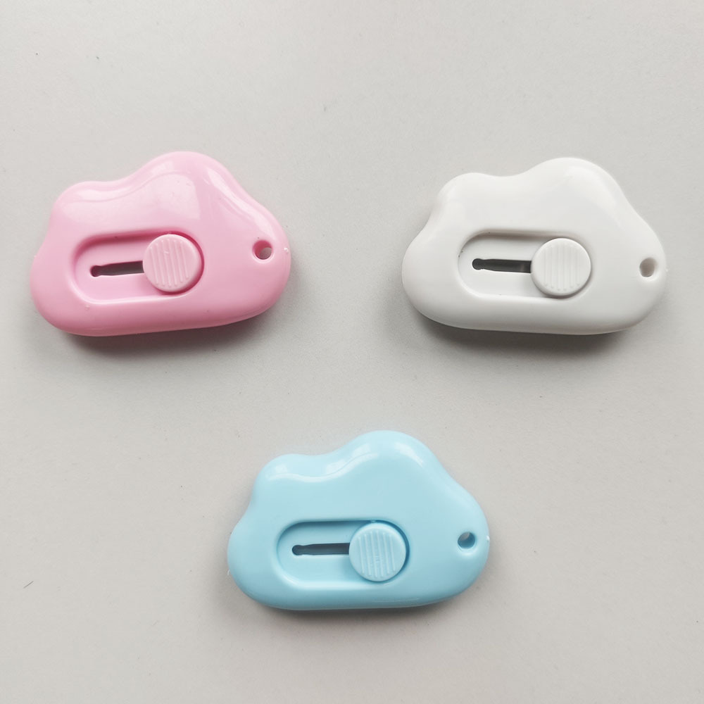 Nube de venta directa mini cuchillo portátil pequeño cuchillo de oficina para estudiantes desmantelar el cuchillo de papel pintado de aire fresco