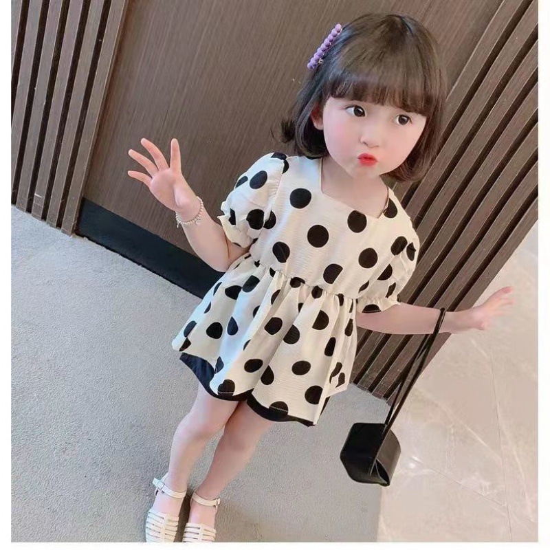 소녀 여름 세트 2024 새로운 세련된 인터넷 어린 소녀를위한 인기있는 여름 원피스 꽃 반팔 상단과 반바지 두 유행