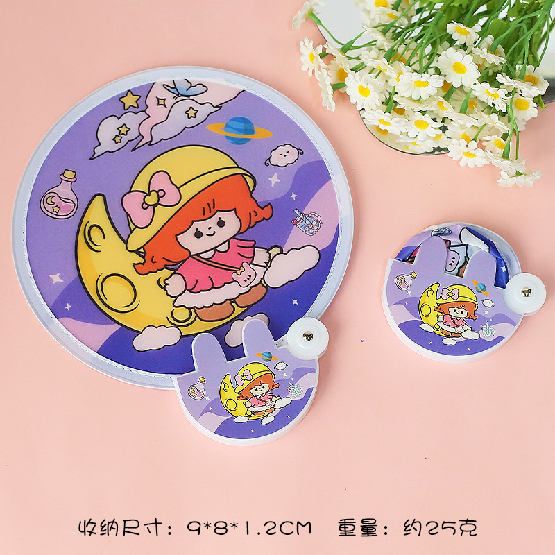 Fan de dibujos animados creativos plegables mini estudiantes portátiles ventilador de mano tela de verano adorable ventilador pequeño regalo al por mayor
