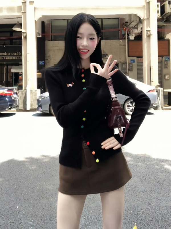 彩虹扣针织开衫女韩系氛围感早秋穿搭上衣巨好看黑色修身毛衣外套|undefined