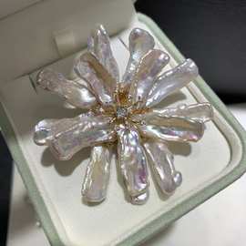 珍珠胸花，炫彩白色野生牙签珍珠制作，自然生长野性与温柔相碰撞