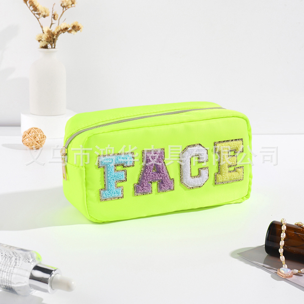 Suministro directo de fábrica de moda Toalla de color sólido bordado de nylon carta bolsa de cosméticos bolsa de almacenamiento de gran capacidad impermeable ocasional de las mujeres