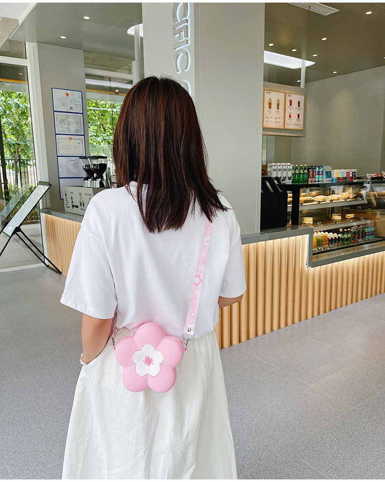 Nihaojewelry Simple Flower Shape Messenger Silicone Bag Wholesale display picture 14