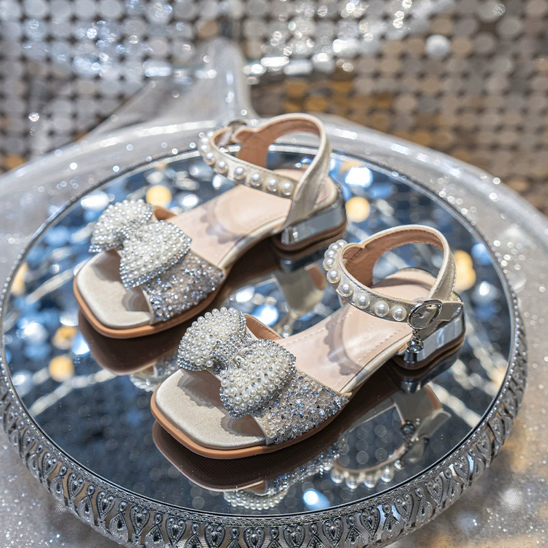 Детские босоножки на каблуке для девочек, сандалии принцессы, новинка 2025 года, корейский стиль, зарубежный стиль, летние босоножки с камнями для маленьких девочек