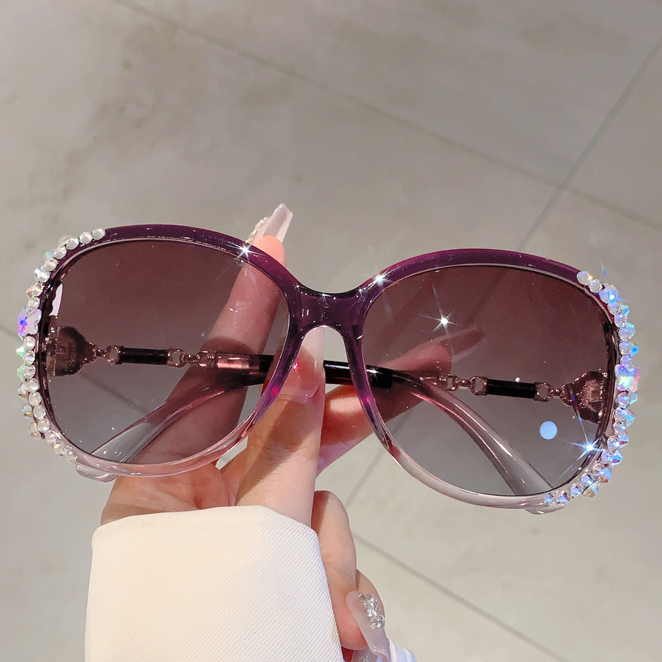 Vintage dames zonnebril met groot frame en uv bescherming_voghion.com