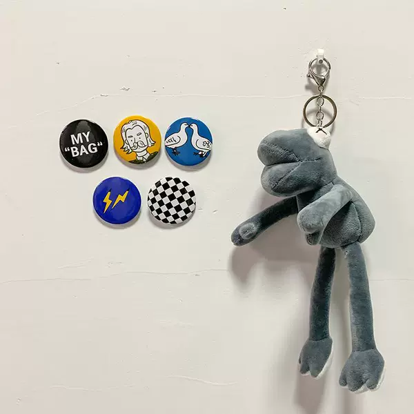 Gray frog pendant+LH5 badge