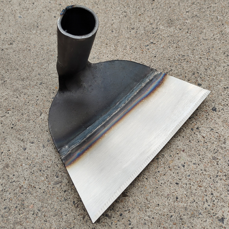 厂家批发 除草大锄头 锰钢加厚草刮 焊接锯片钢锄头 工地灰刮灰锄