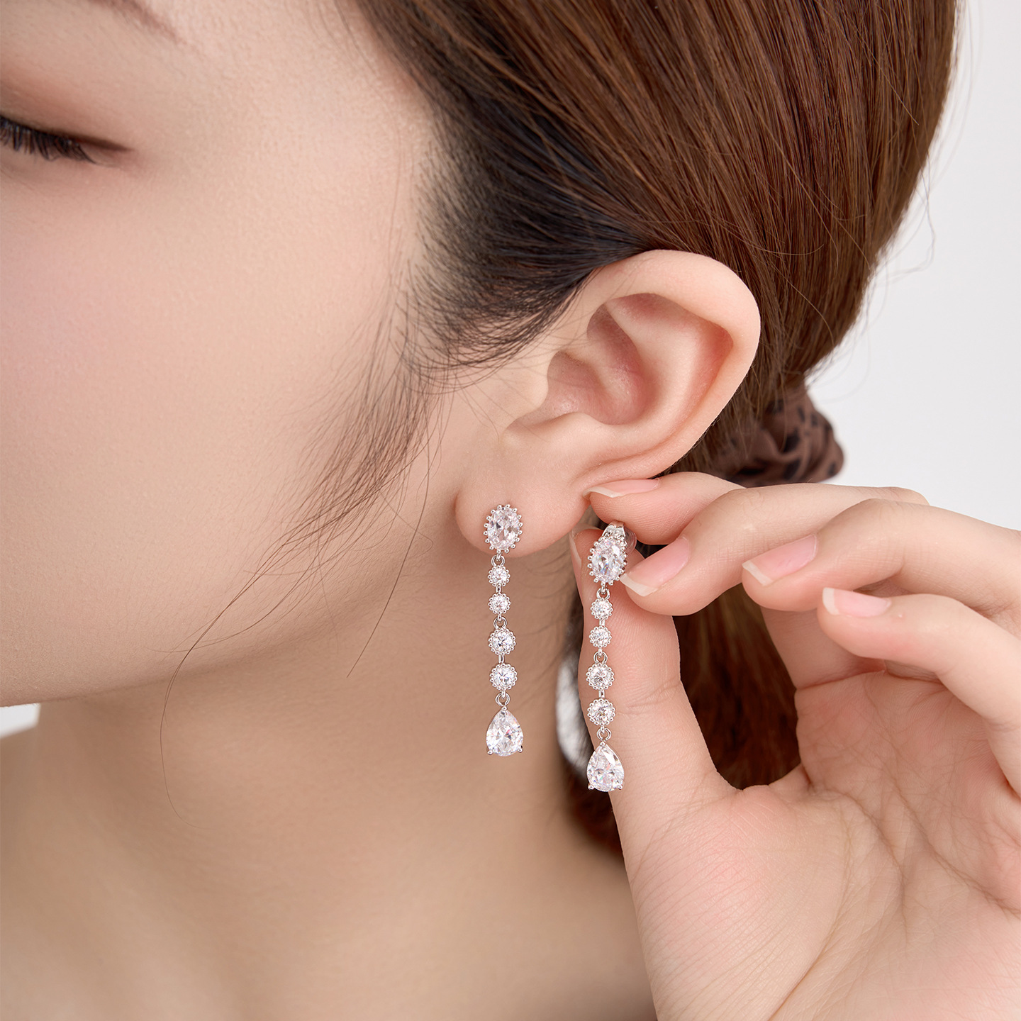 Xuping diseño de moda ligero de lujo largo goteo de aretes de brillo aleación de cobre chapado blanco delicado temperamento aretes al por mayor