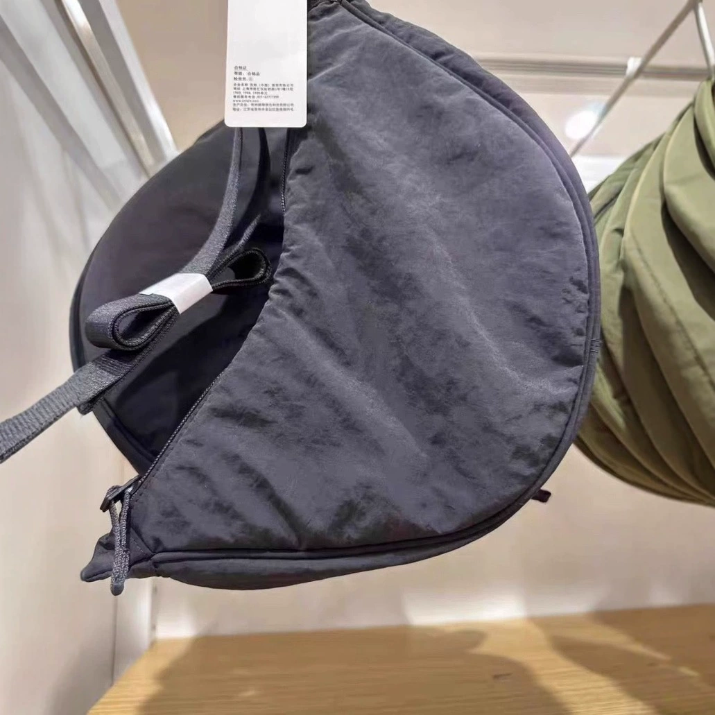 Сумка через плечо Uniqlo, водоотталкивающая утолщённая ткань, унисекс, лёгкая (0,11 кг)