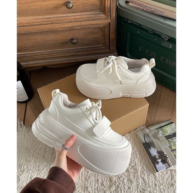 Muffin de fondo ultra grueso zapatos blancos para mujeres verano y otoño de 2025, nuevos zapatos de skate cómodos para mujeres.