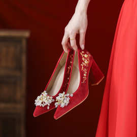 2025年配新中式的鞋粗跟秀禾服高跟婚鞋丝绒单鞋红色鞋女款旗袍鞋