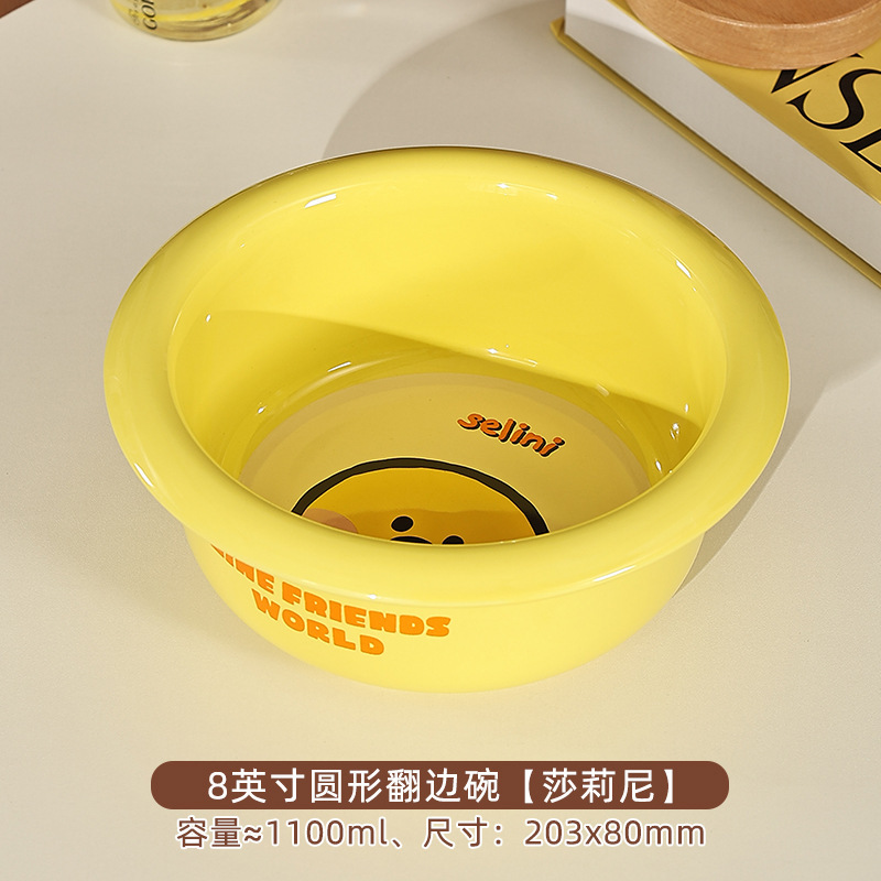 ブラウン熊はハンドル付きの陶磁器焙煎チーズグラタンを持っています。|undefined