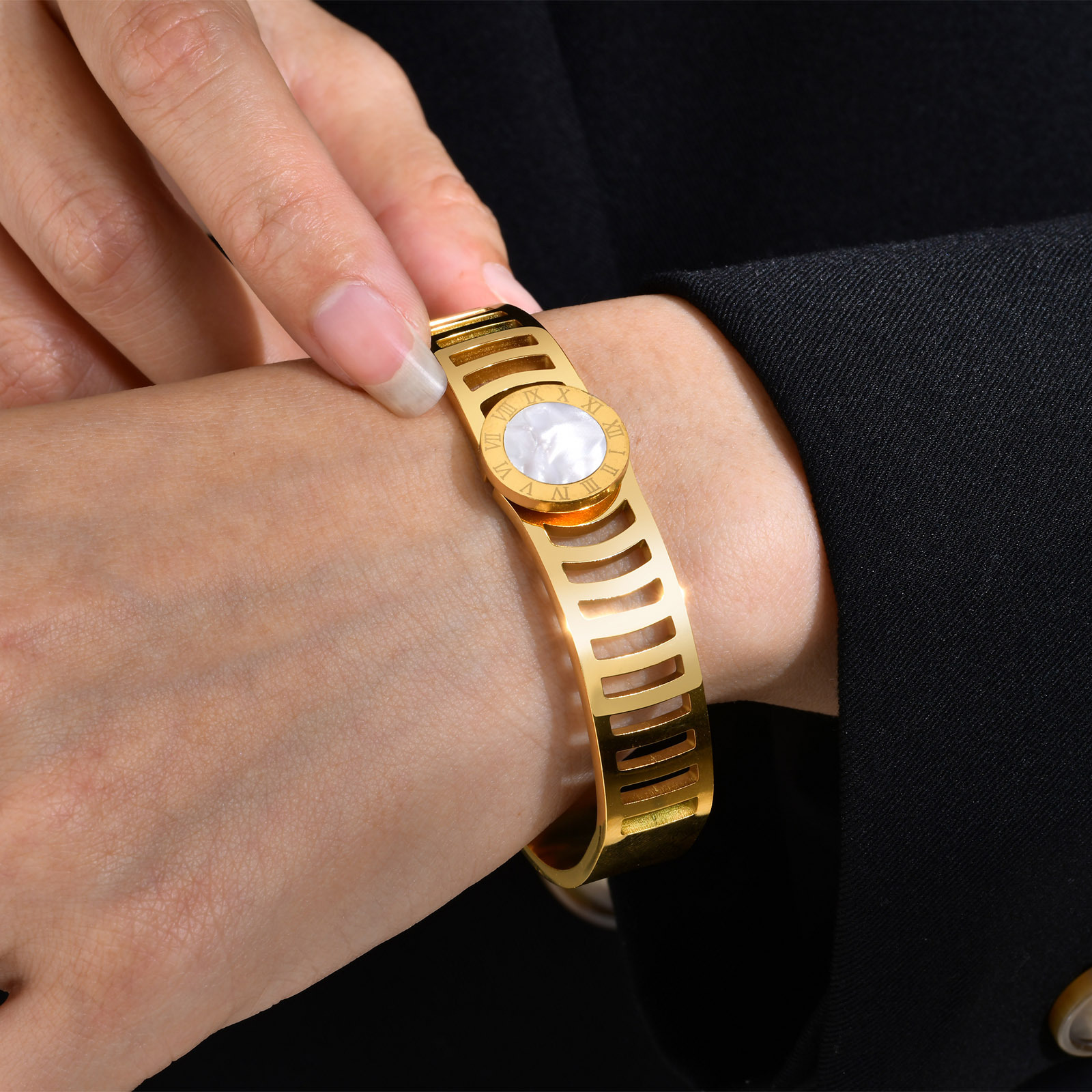 Streetwear Style PVD Coated Gold Plated Flower Butterfly 304 Stainless Steel Streetwear Waterproof Non Tarnish Bangle
