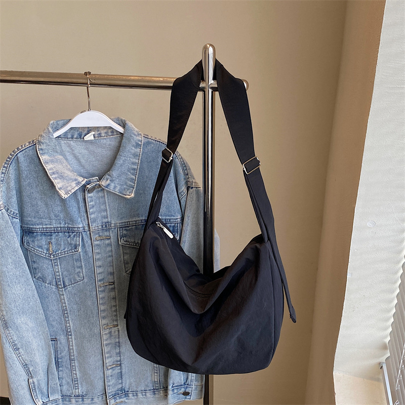 Bolsos de gran capacidad Bolsos de media luna de estilo perezoso para mujer Bolsos de bola de masa de mensajero de un solo hombro Bolsos de tela deportiva y de ocio de moda image 12