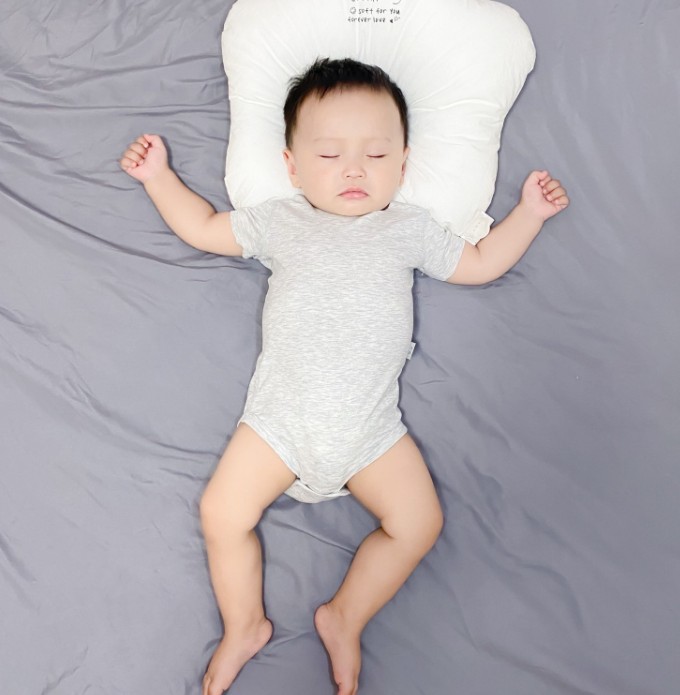 밝은 회색의 깨끗한 표면