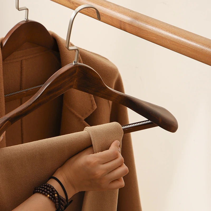 Tendedero de madera maciza sin costuras a prueba de hombros, traje de hombro ancho, tienda de ropa para adultos antideslizante, estante para ropa de madera del hotel