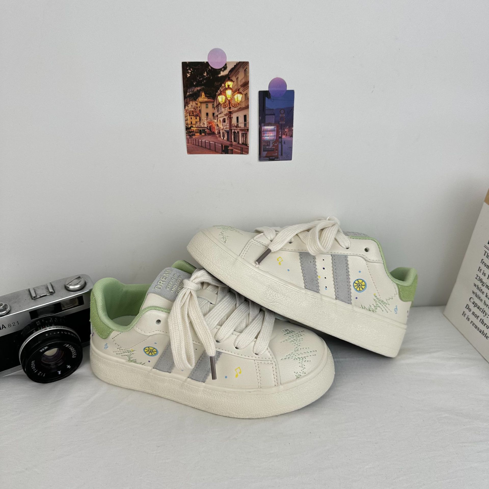 Yuanbo2025 primavera nuevos zapatos de skate de estudiantes nicho Harajuku graffiti zapatos blancos coreanos zapatos de lona generales