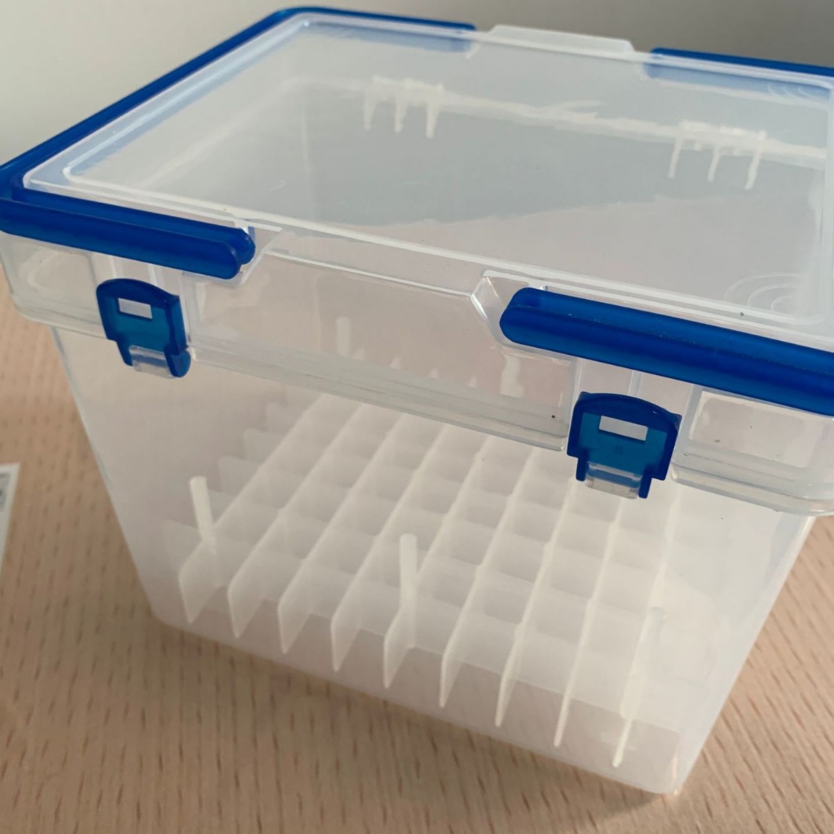 Caja de marcador del fabricante caja de pluma de plástico compartimiento caja de presentación titular de la pluma caja de almacenamiento caja de papelería de plástico al por mayor