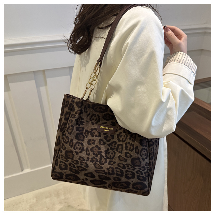 A new velvet leopard print single-shoulder bag and hand-held tote bag for women's casual commuting in autumn and winter 2024 undefined