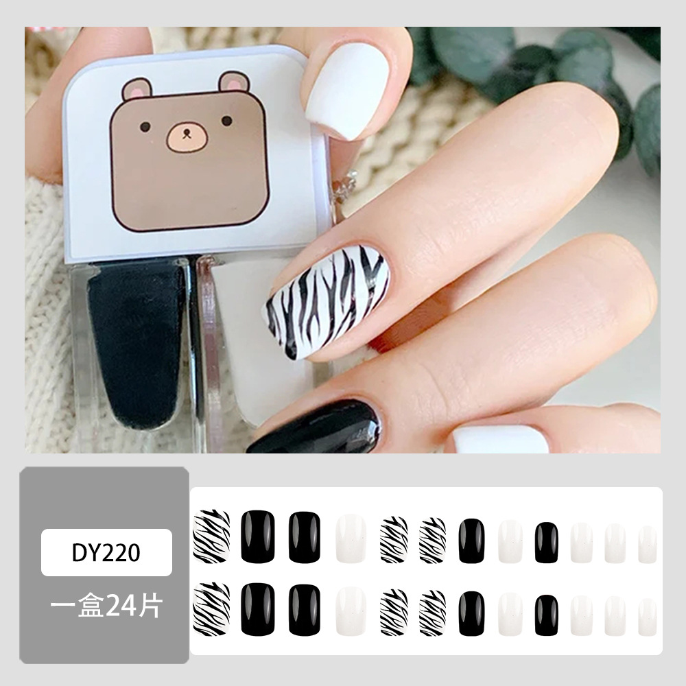 Stripes en blanco y negro desmontables de uñas juguetonas y lindas piezas de uñas falsas 24 piezas de parche de uñas terminado
