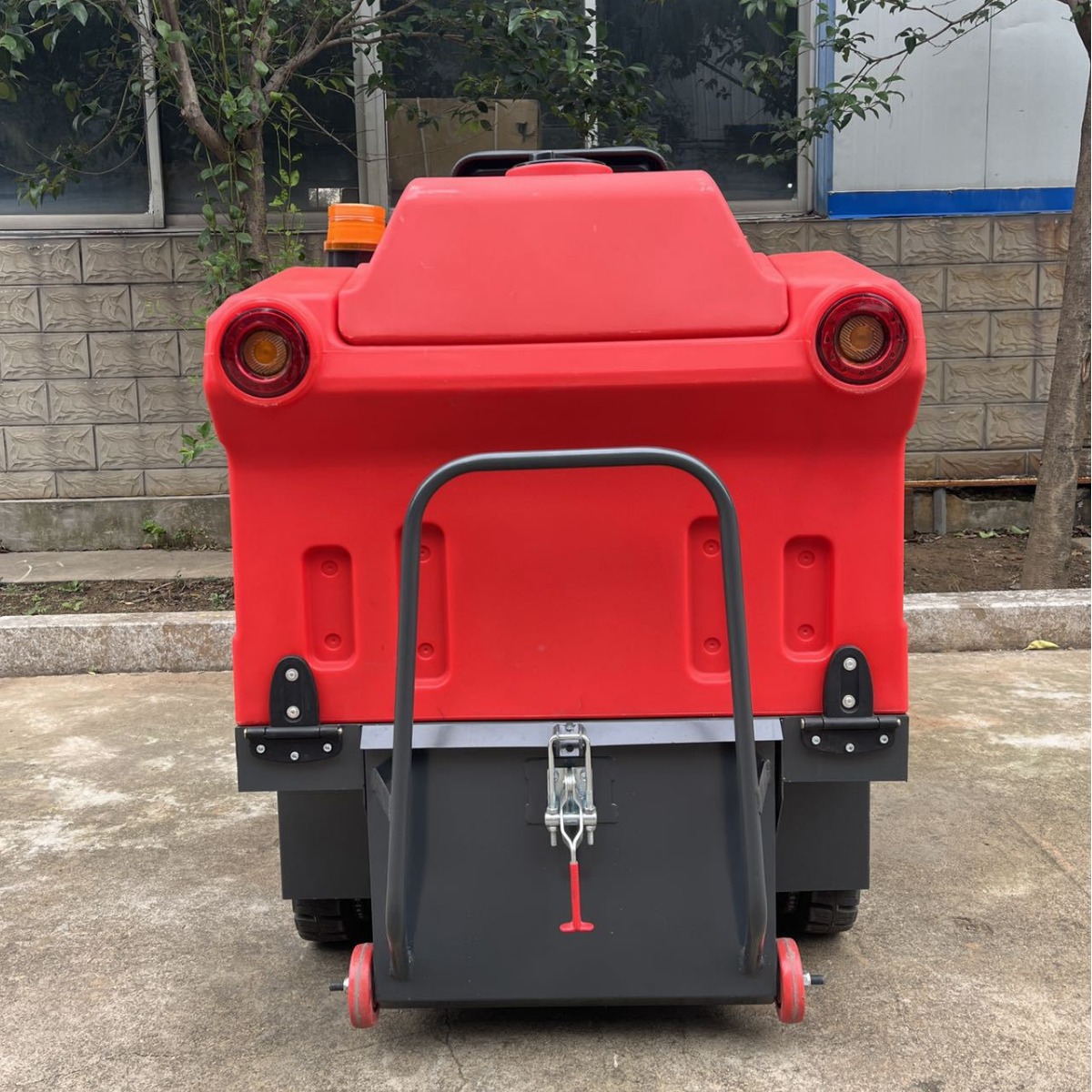座驾式电动扫地机 工厂校园垃圾树叶清扫机 1260型新能源扫地机