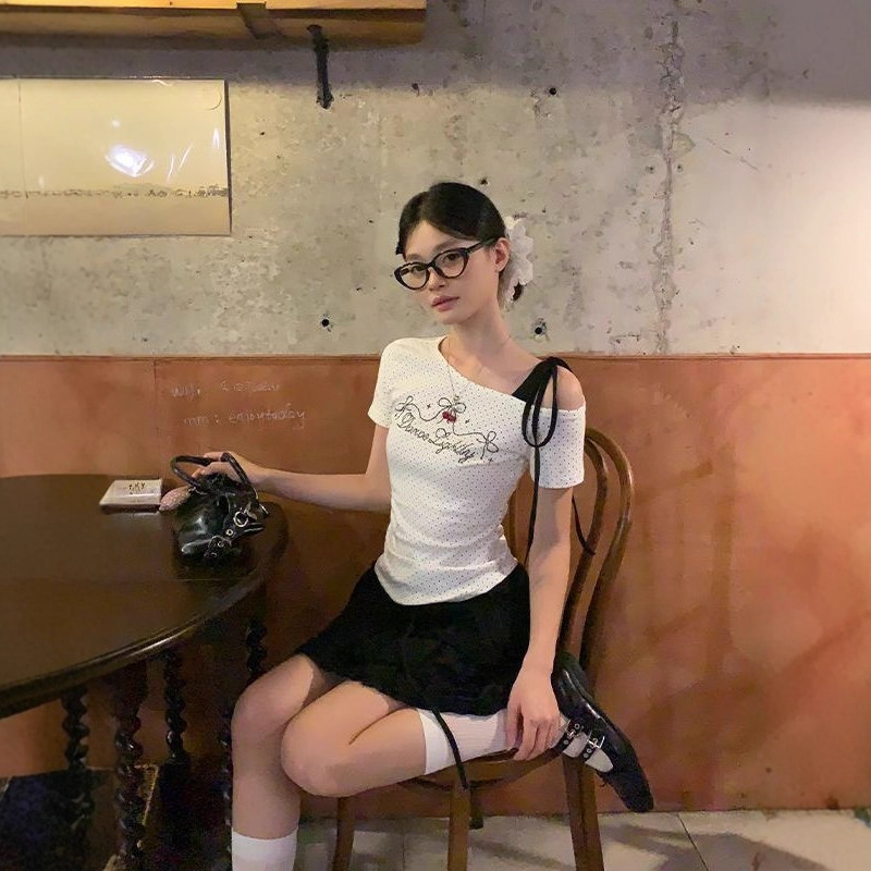 White Polka Dot Slanted Shoulder Short-Sleeved T-Shirt for Women in Summer Slimming Look Off-Shoulder Strap Bow Letter Hot Diamond Top