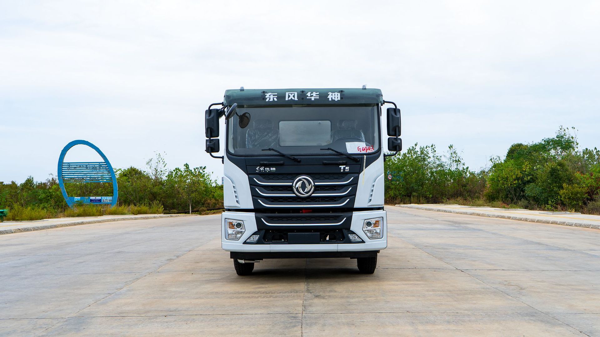 Factory Direct Sales 15 Square Meter Sprinkler Truck Huashen T5 Greening Spray Truck Export Dongfeng Huashen Spray Truck Can Be Divided into Installments