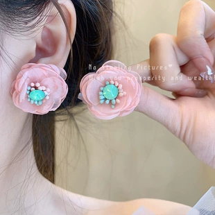 Серьги с цветком из сетки и лепестками