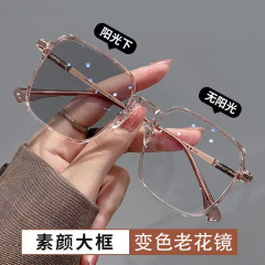 ファッションモデルの老花変色防止ブルーレイ老眼鏡女性大枠高颜値角枠光感変色モデル老眼鏡