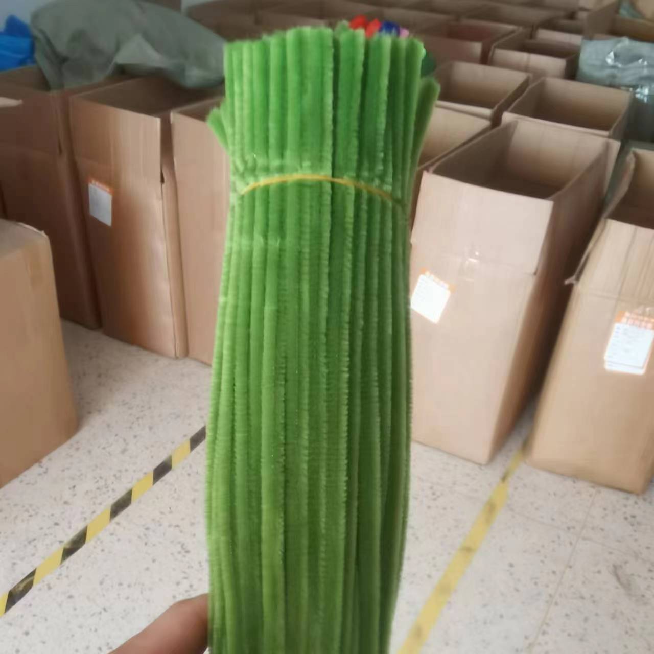 En stock colorido raíz peluda de los niños DIY Twisted stick tira felpa kindergarten hecho a mano peluche ramillete juguete