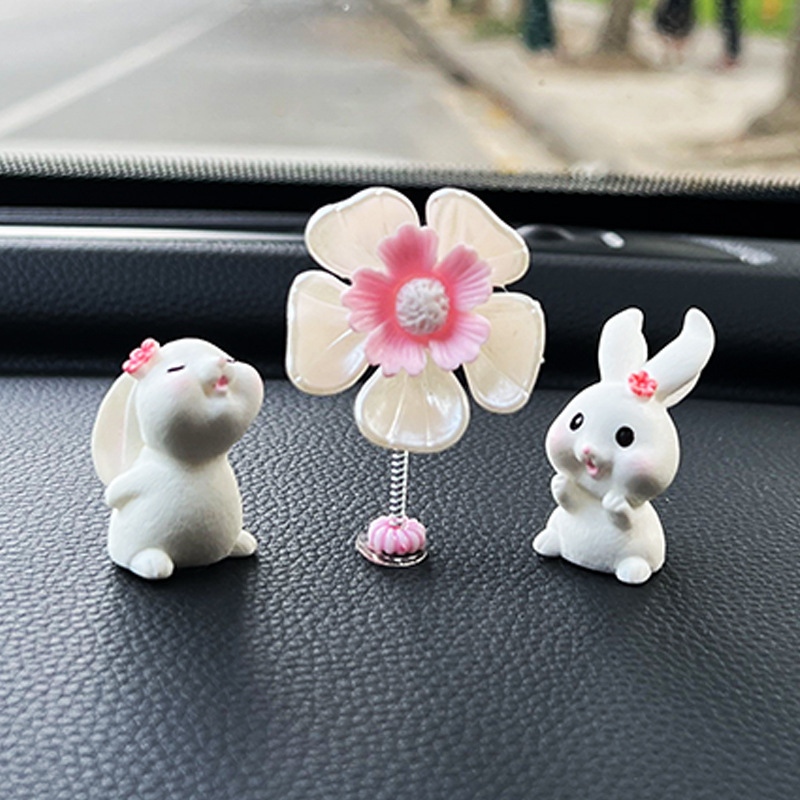 Coche sacudiendo la cabeza, pequeños pétalos, adornos, tablero, interior del coche, lindo conejito, accesorios para el coche, rojo