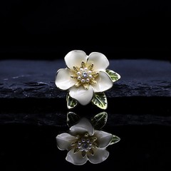 日本の防走光ツバキの花の新型の花の高級感のブローチのかわいいピンのクチナシの花の高級な胸の花の装飾