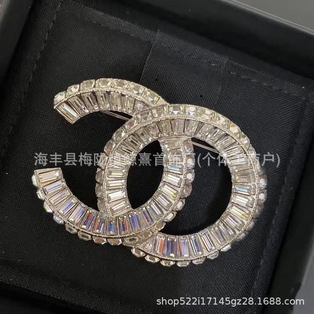 Xiaoxiangjia Double C Full Diamond Square Diamond Brooch for Women, Light Luxury High-End Grandma Pin Factory Wholesale