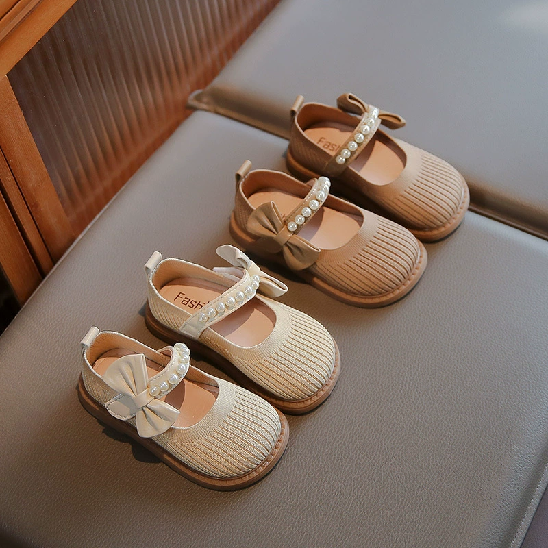 Весенние новые универсальные маленькие кожаные туфли для девочек 2024 года, милые однослойные туфли с бантом и жемчугом, Нескользящие