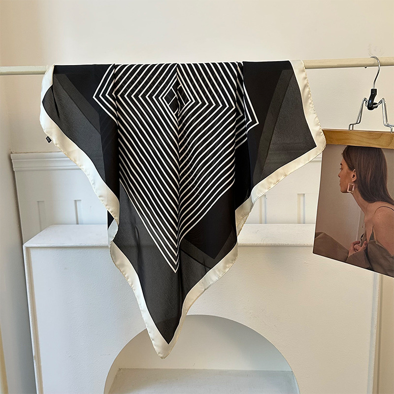 Bufanda de seda, bufanda cuadrada pequeña, sensación de alta gama, nuevo bolso de todo fósforo, pañuelo en la cabeza, cinturón para el cabello con camisa, bufanda decorativa, chal pequeño