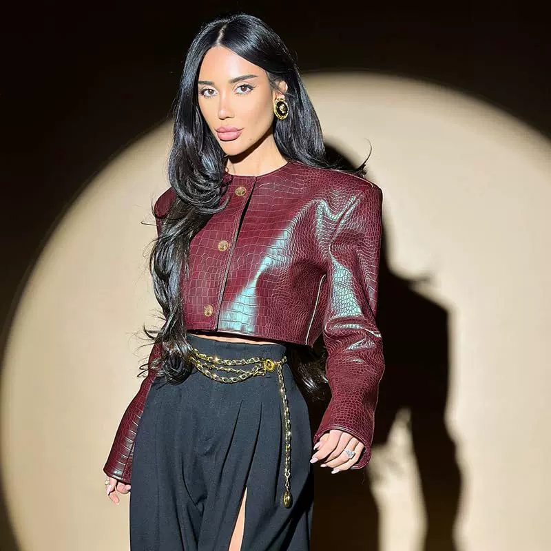 2025春季新款潮流女士高级感设计新中式时尚舒适软皮U领皮衣2502