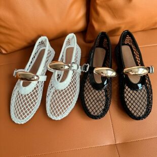 Metal buckle flat fishing net sandals women's soft bottom 2025 summer new round toe fashion mesh breathable flat shoes