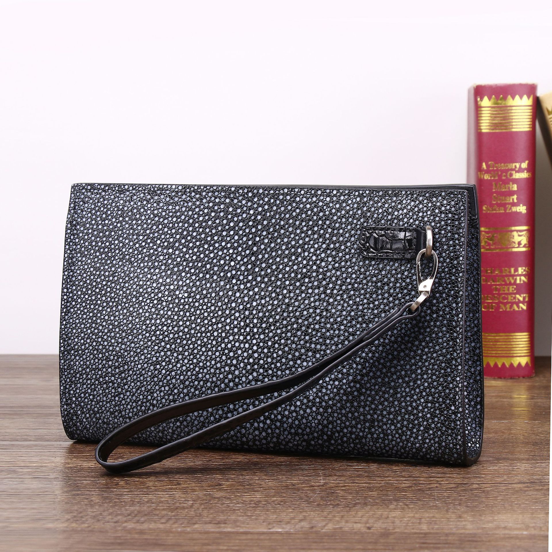 Túi clutch nam họa tiết vân cá ngọc trai bóng mượt, dung tích lớn, đựng điện thoại chi tiết 2